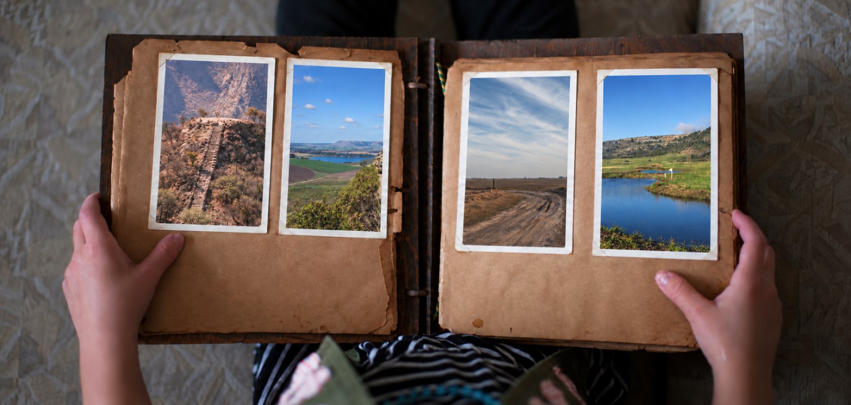 Un álbum abierto con fotografías clásicas 10 por 15 de viajes y paisajes.
