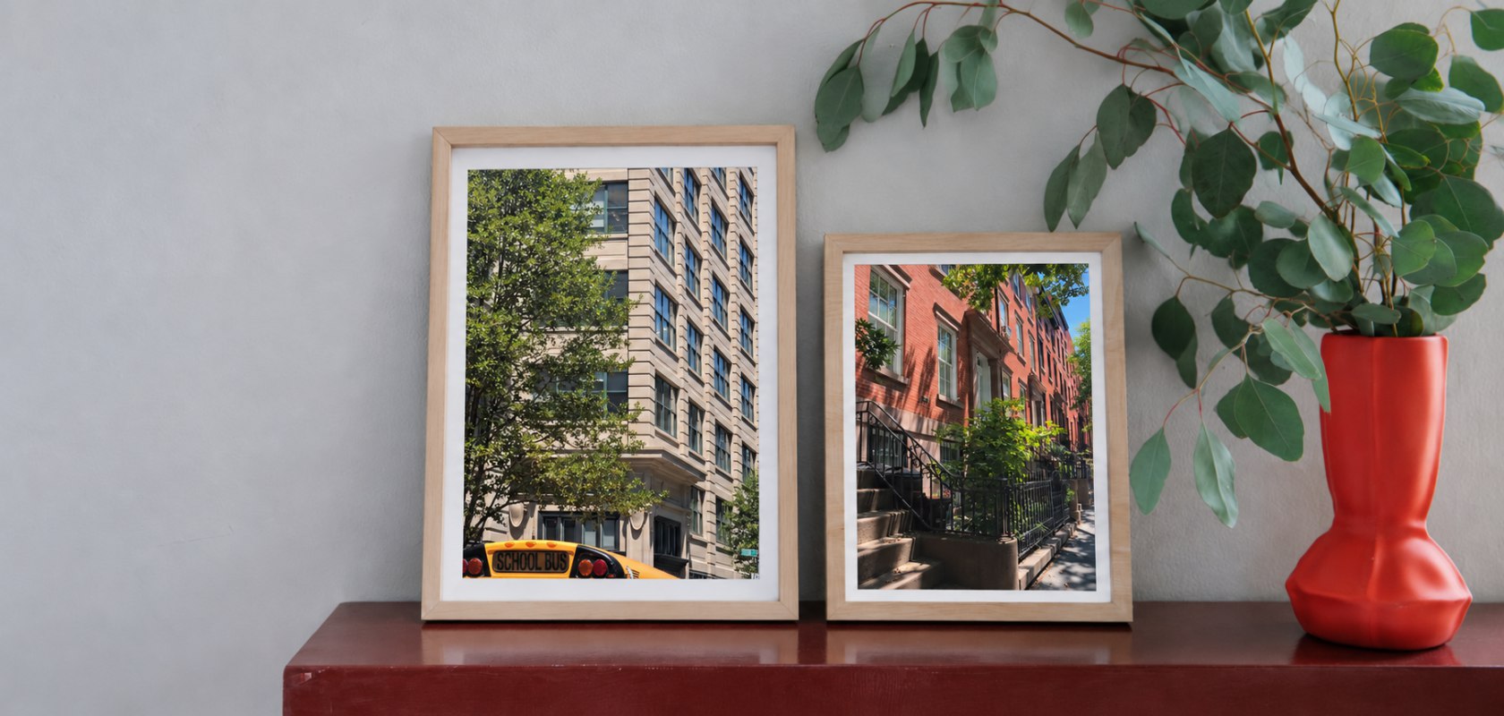 Fotografías de fachadas y árboles de un viaje, en formato 13 por 18 enmarcadas sobre una repisa de madera.