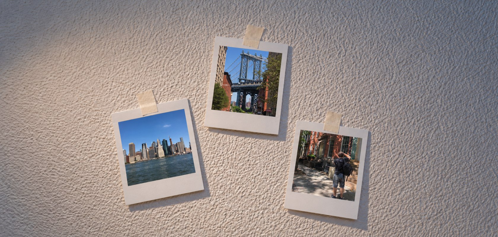 Fotos de viaje estilo Polaroid, con una ciudad junto al agua, un puente y una persona de espalda, sujetas con cinta sobre una pared cálida.